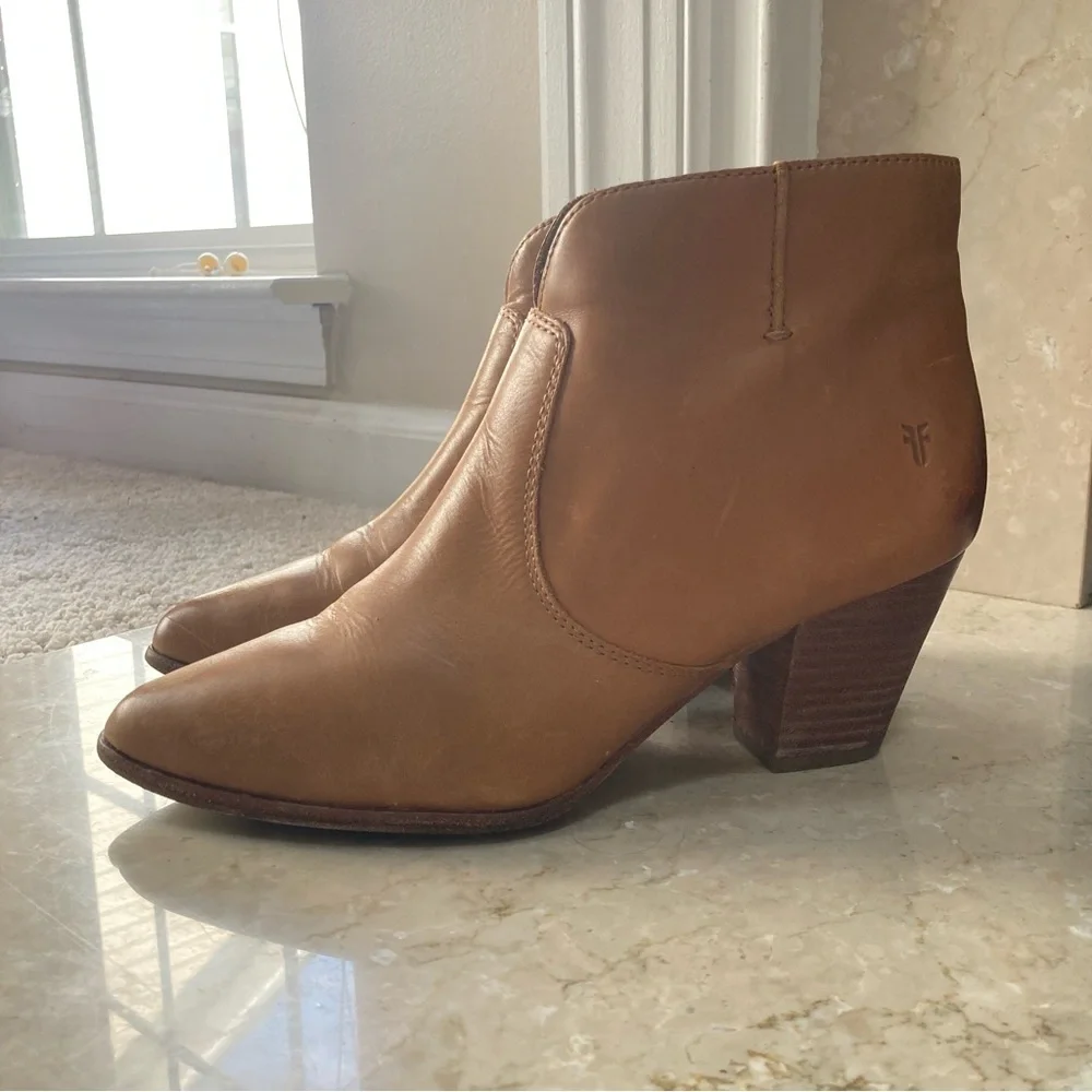 Frye Jennifer Western Leather Side Zip Ankle Boots in Carmel Cognac, Size 8